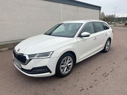Vit Begagnad 2022 Skoda Octavia Style Kombi | 259 000 kr (Marknadspris)