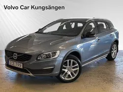Blå Begagnad 2017 Volvo V60 CC Standard Kombi | 279 900 kr (Marknadspris)