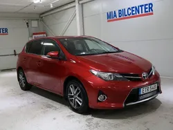 Mörkröd Begagnad 2015 Toyota Auris Edition Halvkombi | 118 000 kr (Marknadspris)