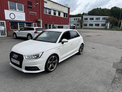 Vit Begagnad 2015 Audi A1 Sportback Sport Halvkombi | 119 900 kr (Marknadspris)