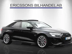 Svart (svart metallic) Begagnad 2023 Audi RS3 Design Halvkombi | 609 000 kr (Marknadspris)