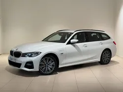 Vit Begagnad 2022 BMW 330e M Sport Kombi | 349 800 kr (Marknadspris)