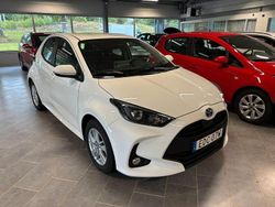 Vit Begagnad 2023 Toyota Yaris Hybrid Active Halvkombi | 229 500 kr (Marknadspris)