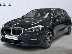 Svart Begagnad 2022 BMW 118 Sport Line Halvkombi | 227 900 kr (Marknadspris)