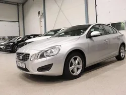 Ljusgrå Begagnad 2010 Volvo S60 Kinetic Sedan | 94 800 kr (Marknadspris)