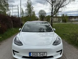 Vit Begagnad 2021 Tesla Model 3 Standard Range Plus Sedan | 285 000 kr (Marknadspris)