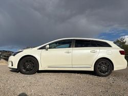 Vit Begagnad 2013 Toyota Avensis Multidrive S Kombi | 110 000 kr (Marknadspris)