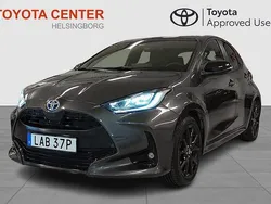 Mörkgrå Begagnad 2023 Toyota Yaris Hybrid Style Halvkombi | 244 900 kr (Marknadspris)