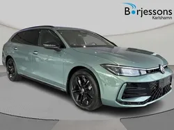 Ljusgrön (grön) Ny 2025 VW Passat R-line Kombi | 565 100 kr (Marknadspris)