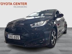 Svart Ny 2025 Toyota Yaris Hybrid Active Halvkombi | 287 800 kr (Marknadspris)
