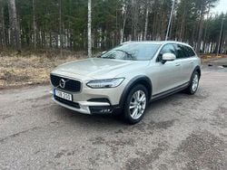 Brun Begagnad 2019 Volvo V90 CC Momentum Kombi | 234 900 kr (Marknadspris)
