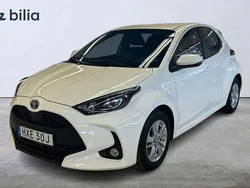 Vit Begagnad 2023 Toyota Yaris Hybrid Active Halvkombi | 229 900 kr (Marknadspris)