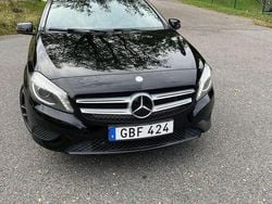 Svart Begagnad 2015 Mercedes A180 Urban Halvkombi | 129 000 kr (Marknadspris)