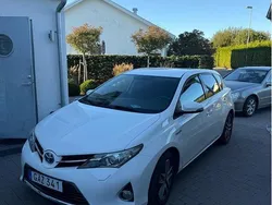 Vit Begagnad 2015 Toyota Auris Hybrid Edition Halvkombi | 139 000 kr (Marknadspris)