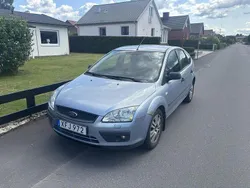 Blå Begagnad 2006 Ford Focus Halvkombi | 17 000 kr