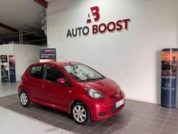 Mörkröd Begagnad 2010 Toyota Aygo Halvkombi | 35 900 kr (Marknadspris)