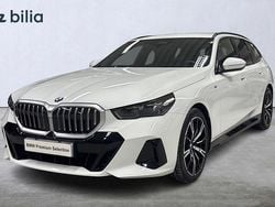 Vit Begagnad 2025 BMW 520 M Sport Kombi | 619 900 kr (Marknadspris)