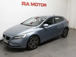 Ljusblå Begagnad 2018 Volvo V40 Business Edition Kombi | 129 900 kr (Marknadspris)