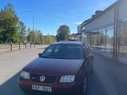Mörkröd Begagnad 1999 VW Bora Highline Sedan | 30 000 kr