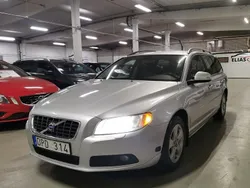 Ljusgrå Begagnad 2008 Volvo V70 Momentum Kombi | 34 900 kr (Marknadspris)
