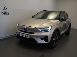 Ljusgrå (grå) Begagnad 2023 Volvo XC40 Plus SUV | 429 500 kr (Marknadspris)