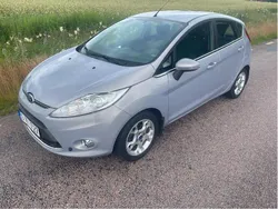 Grå Begagnad 2012 Ford Fiesta Titanium Halvkombi | 61 000 kr (Marknadspris)