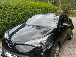 Svart Begagnad 2022 Toyota C-HR Executive SUV | 252 000 kr (Marknadspris)