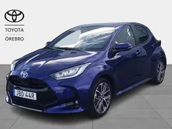 Mörkblå (blå) Begagnad 2024 Toyota Yaris Hybrid Style Halvkombi | 287 900 kr (Marknadspris)