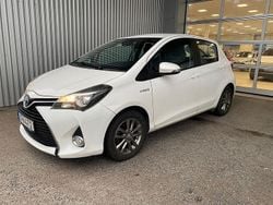 Vit Begagnad 2016 Toyota Yaris Hybrid Active Halvkombi | 154 900 kr (Marknadspris)