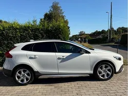 Vit Begagnad 2015 Volvo V40 CC Momentum Kombi | 149 000 kr (Marknadspris)