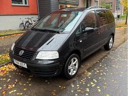 Svart Begagnad 2003 VW Sharan Comfortline Minibuss | 27 500 kr