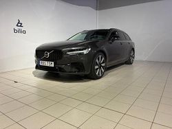 Grå Begagnad 2025 Volvo V90 Plus Kombi | 499 900 kr (Marknadspris)