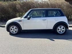 Vit Begagnad 2003 Mini Cooper Pepper Halvkombi | 45 000 kr (Marknadspris)