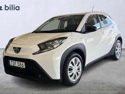 Vit Begagnad 2022 Toyota Aygo Play Halvkombi | 159 900 kr (Marknadspris)