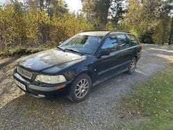 Svart Begagnad 2001 Volvo V40 Kombi | 7 500 kr (Marknadspris)
