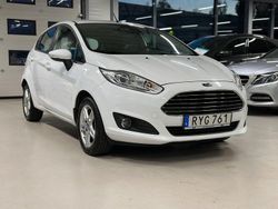 Vit Begagnad 2015 Ford Fiesta Titanium Halvkombi | 105 900 kr (Marknadspris)