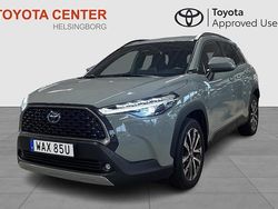 Grön Begagnad 2023 Toyota Corolla Cross Plus SUV | 364 900 kr (Marknadspris)