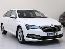 Vit Begagnad 2019 Skoda Superb Kombi | 239 900 kr (Marknadspris)