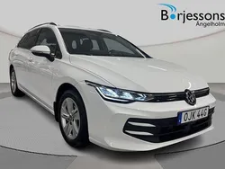 Vit Begagnad 2024 VW Golf VIII Life Kombi | 299 000 kr (Marknadspris)