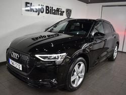 Svart Begagnad 2022 Audi e-tron Proline SUV | 389 500 kr (Marknadspris)