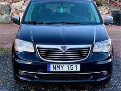 Svart Begagnad 2014 Lancia Voyager Minibuss | 98 000 kr (Bra pris)