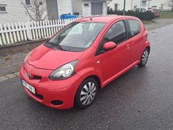 Röd Begagnad 2011 Toyota Aygo Halvkombi | 25 000 kr (Marknadspris)