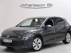 Mörkgrå Ny 2025 VW Golf VIII Life Halvkombi | 299 900 kr (Bra pris)