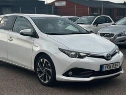 Vit Begagnad 2016 Toyota Auris Hybrid Active Halvkombi | 159 500 kr (Dyr)