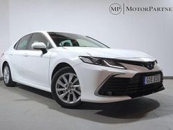 Vit Begagnad 2023 Toyota Camry Hybrid Executive Sedan | 329 900 kr (Bra pris)