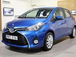 Blå Begagnad 2014 Toyota Yaris Hybrid Active Halvkombi | 129 800 kr (Marknadspris)
