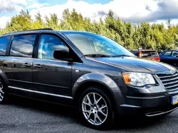 Grå Begagnad 2010 Chrysler Grand Voyager Minibuss | 74 900 kr (Marknadspris)