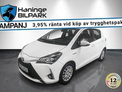 Vit Begagnad 2017 Toyota Yaris Hybrid Active Halvkombi | 149 900 kr (Marknadspris)