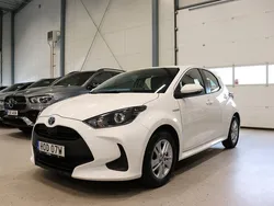 Vit Begagnad 2021 Toyota Yaris Hybrid Active Halvkombi | 179 800 kr (Marknadspris)