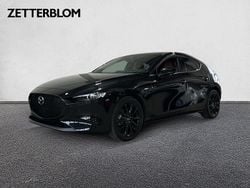 Jet black mica (41w) Ny 2025 Mazda 3 Nagisa Kombi | 355 600 kr (Marknadspris)
